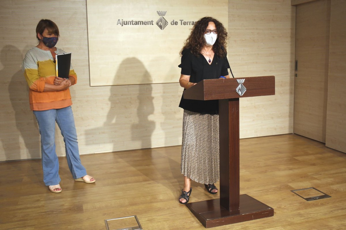 La tinenta d'alcaldia d'Educació, Teresa Ciurana, juntament amb la tinenta de Mobilitat, Lluïsa Melgares, durant la roda de premsa d'inici del curs 2021-22.