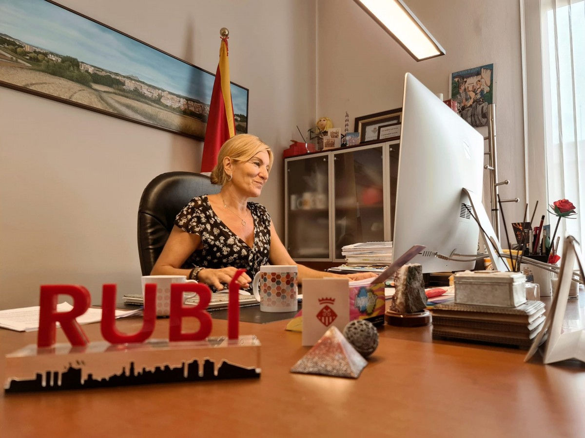 Ana María Martínez, al seu despatx de l'Ajuntament de Rubí.