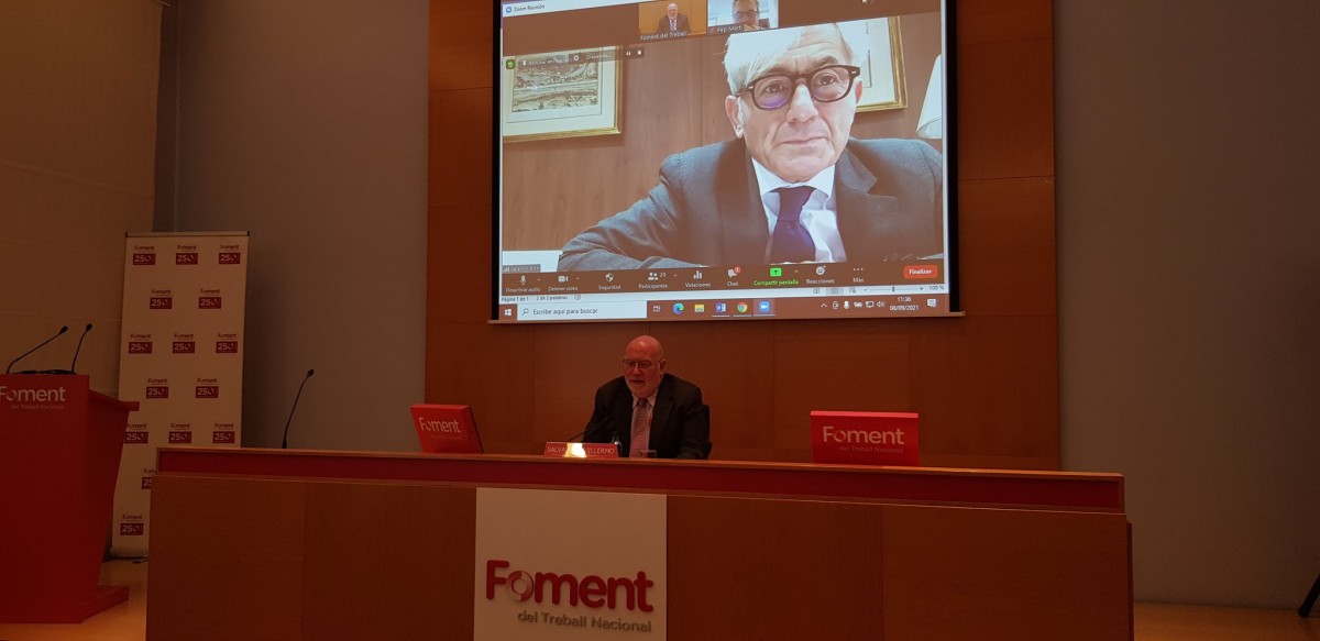 Salvador Guillermo i Valentí Pich (en pantalla) presenten l'informe de conjuntura de Foment.