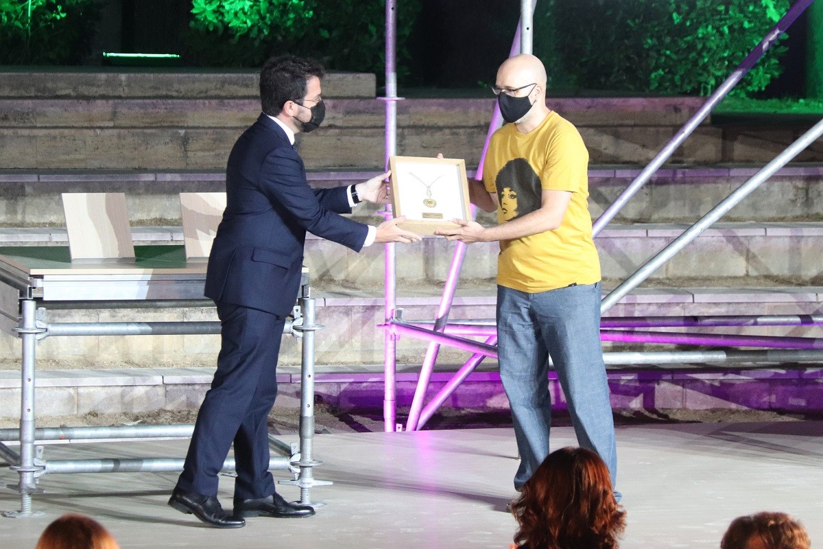 Pere Aragonès entrega la Medalla d'Or al net d'Arcadi Oliveres