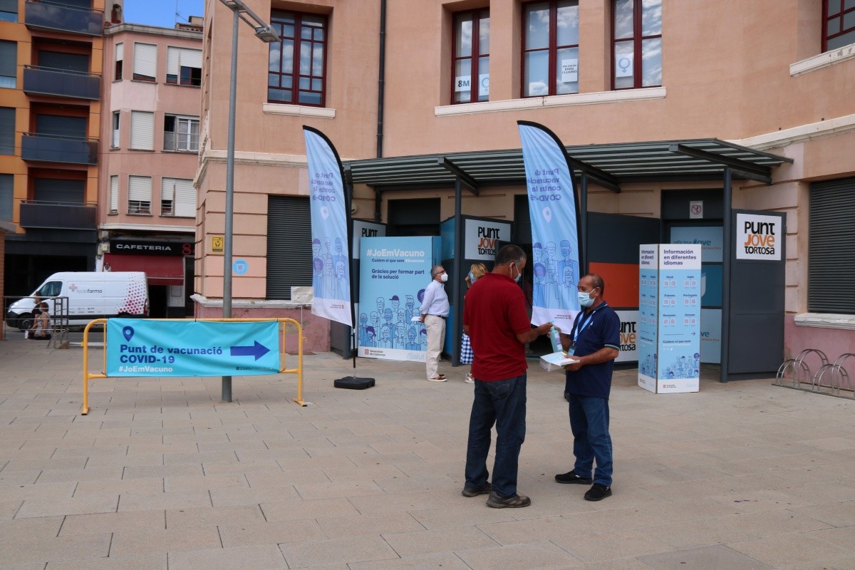 Diverses persones davant del punt de vacunació de l’edifici del Carrilet de Tortosa.