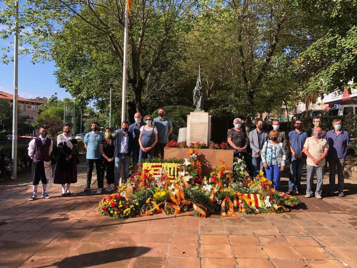 Els representants polítics al monument de Rafael Casanova de Berga, després de l'ofrena