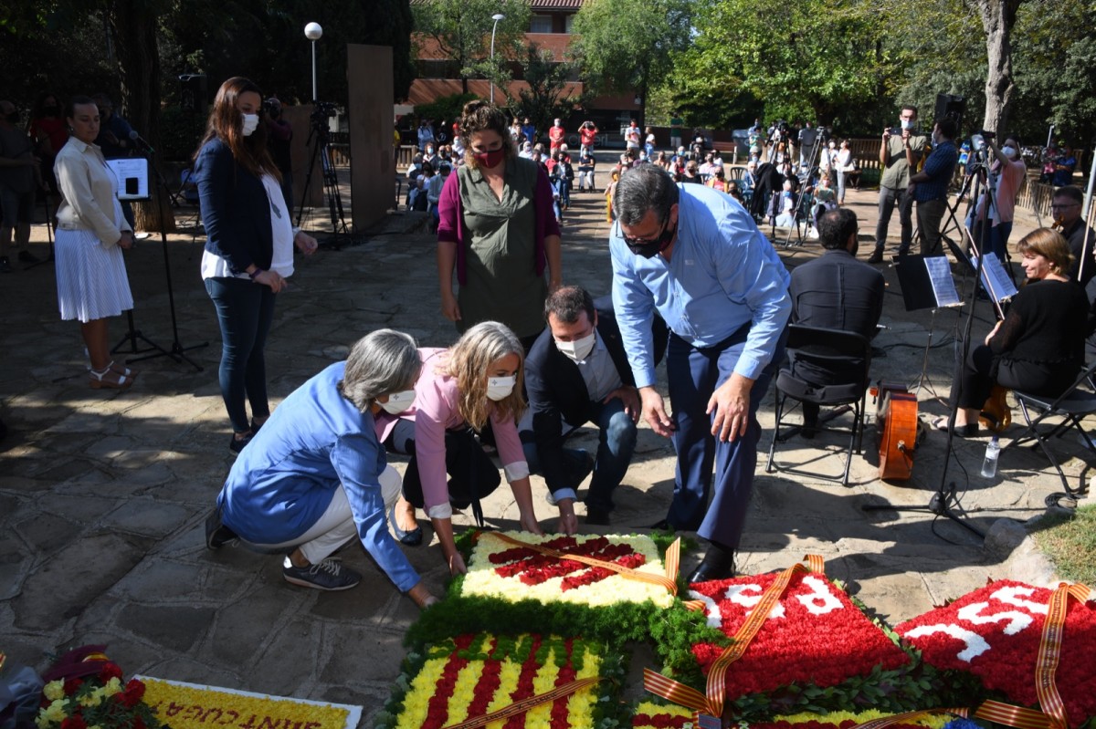 Representants dels partits polítics del consistori santcugatenc fent entrega d'una catifa de flors al monument de Rafael Casanova