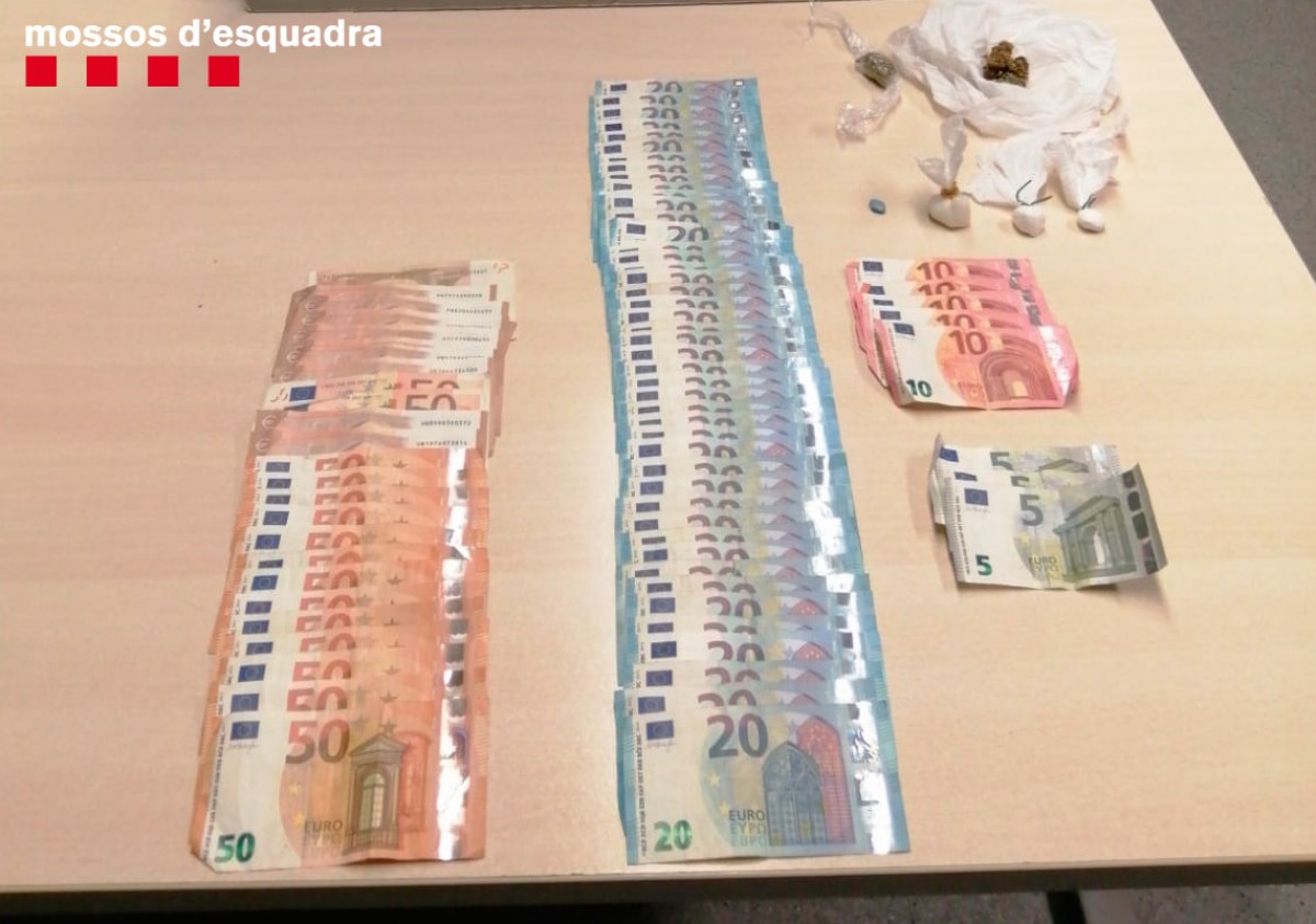Els diners i la droga interceptats pels agents