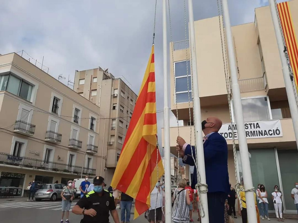 L'alcalde de la Ràpita, Josep Caparrós hissant la senyera davant els membres de l'Ajuntament i la ciutadania 