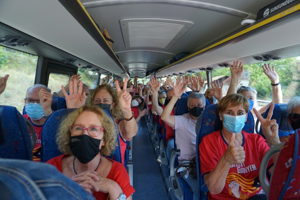 Berguedans baixant en un dels autobusos a Barcelona
