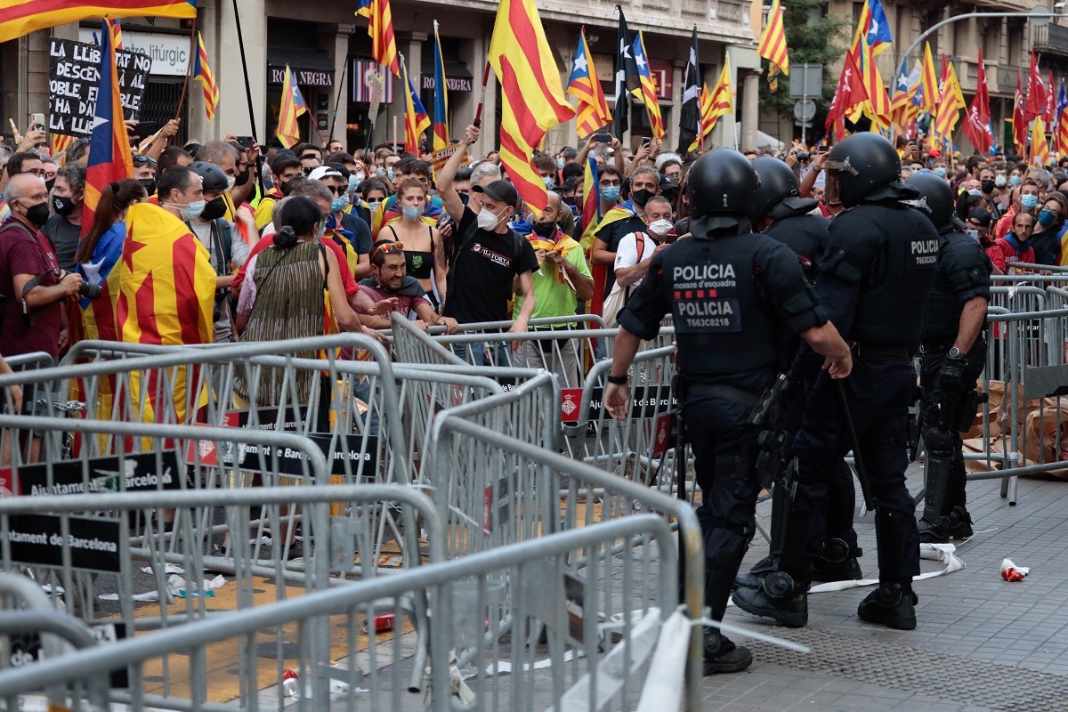 Manifestants davant el cordó policial, aquest dissabte a Barcelona.