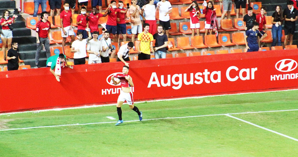 Javi Bonilla, celebrant el seu gol, el que ha suposat el 2-0 contra el Betis Deportivo.