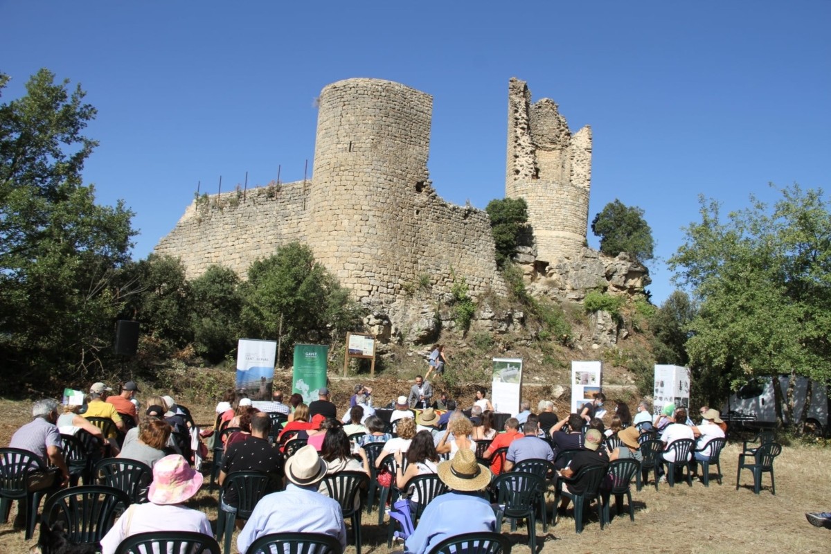 Imatge de l'acte cultural celebrat als peus del castell