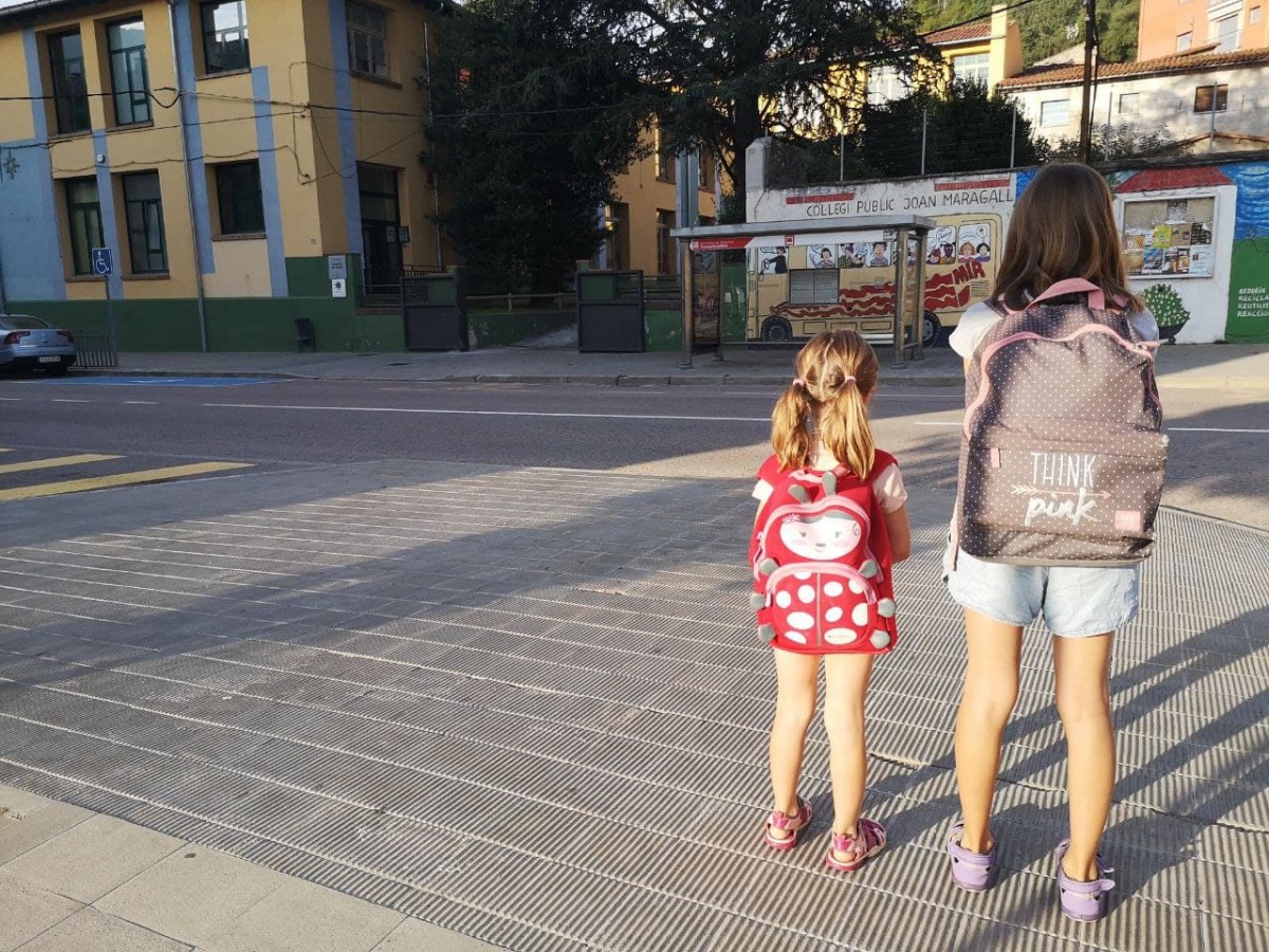 Dues nenes es dirigeixen a la seva escola de Ripoll, aquest dilluns 