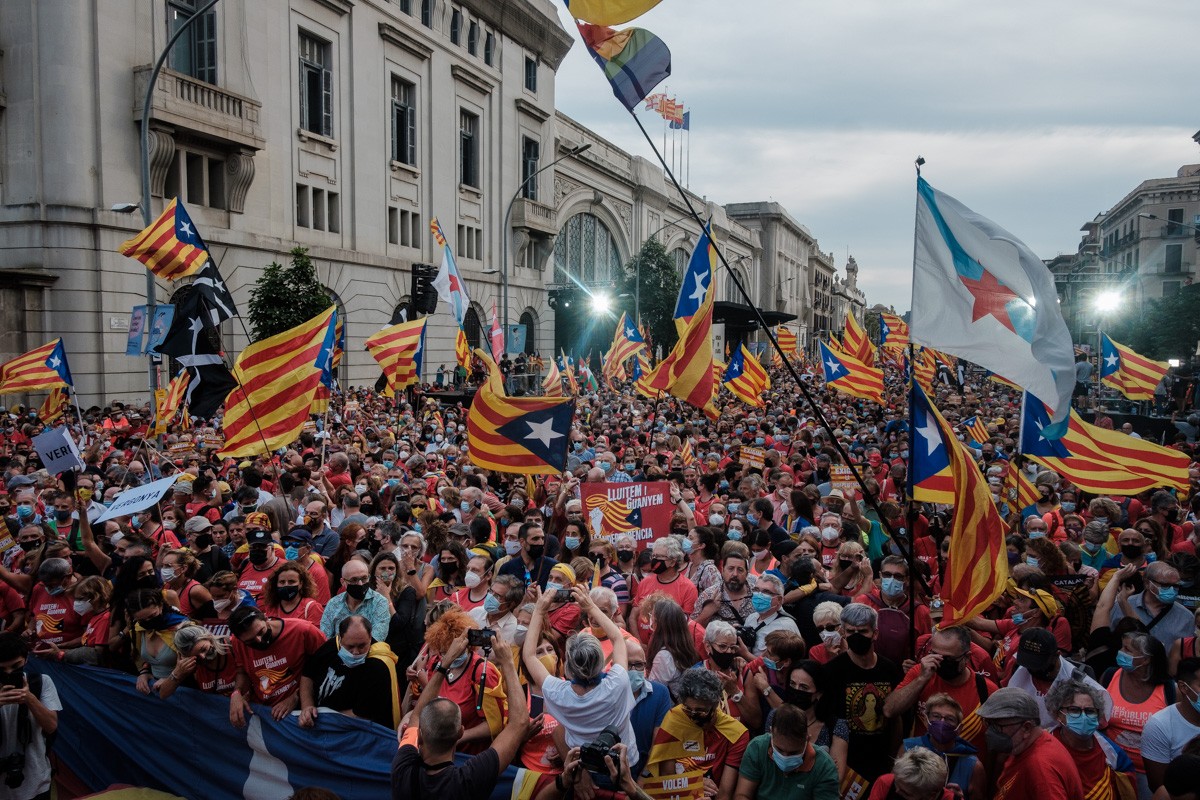 Milers de persones es van manifestar a Barcelona durant la diada de l'any passat.