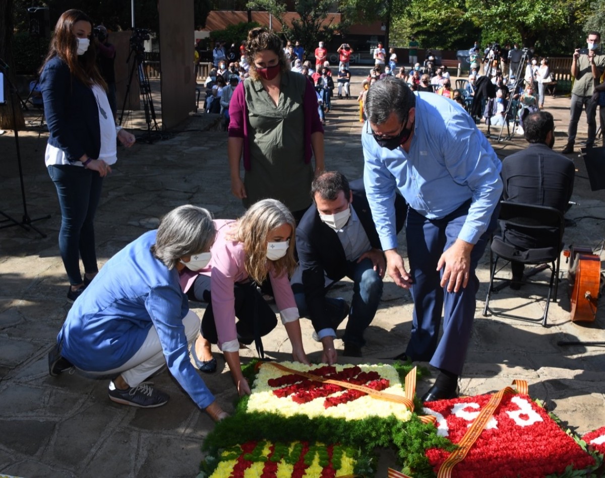 Imatge de l'ofrena floral al monument de Rafael Casanova per la Diada 2021
