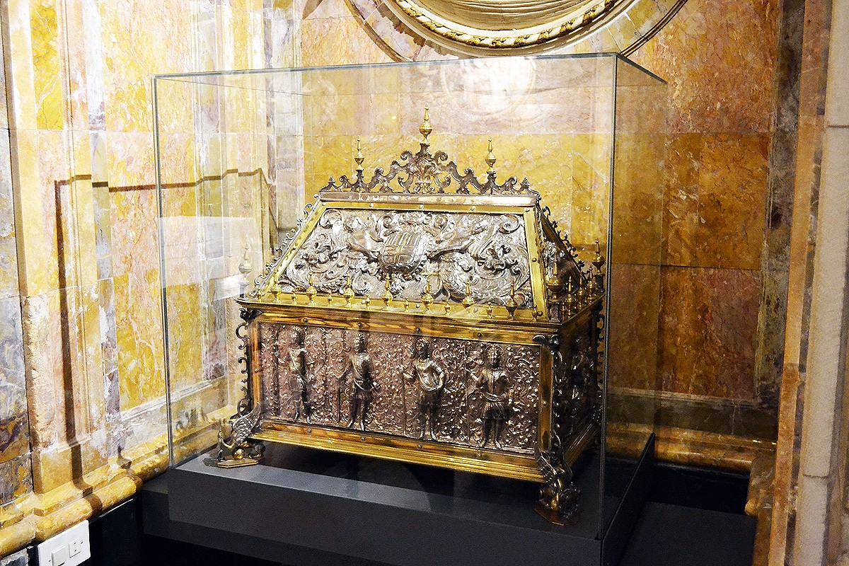 Una de les Arquetes dels Cossos Sants exposada a la cripta de la Seu amb la vitrina