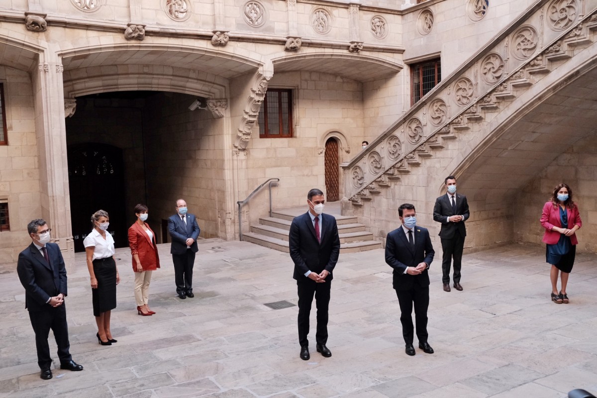 Les dues delegacions de l'última taula de diàleg, al Palau de la Generalitat.