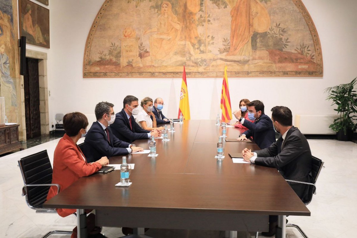 Les dues delegacions de la taula de diàleg, cara a cara al Palau de la Generalitat.