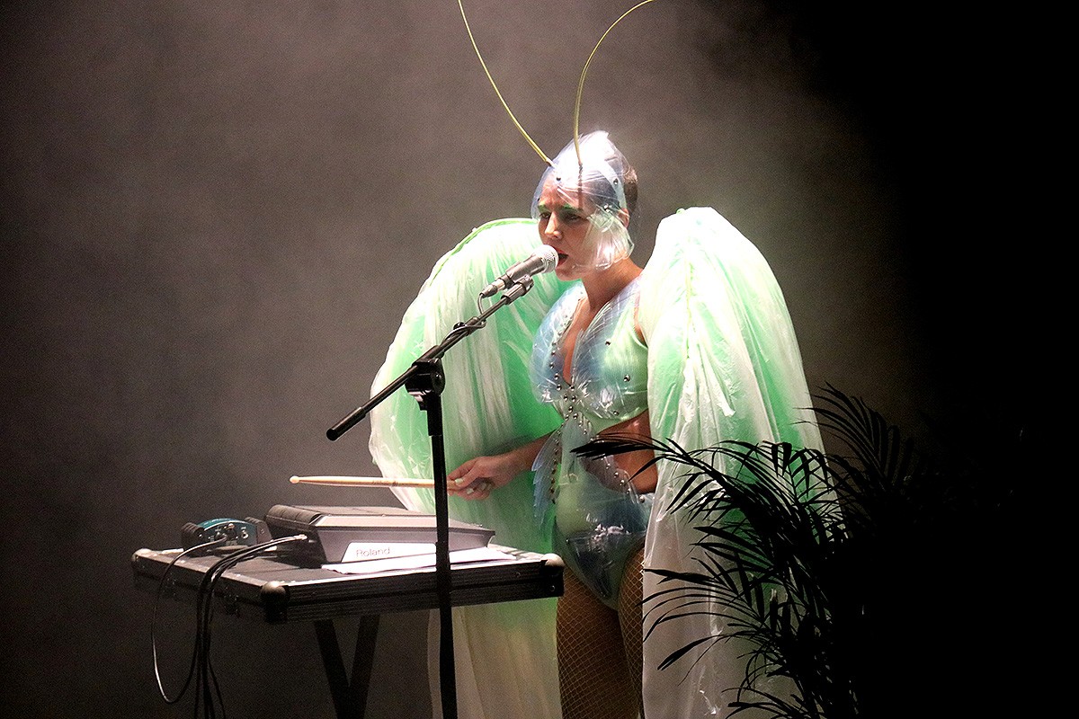 La poeta Laia Malo durant l'actuació de Jansky, el duet que ha inaugurat el MMVV 2021.