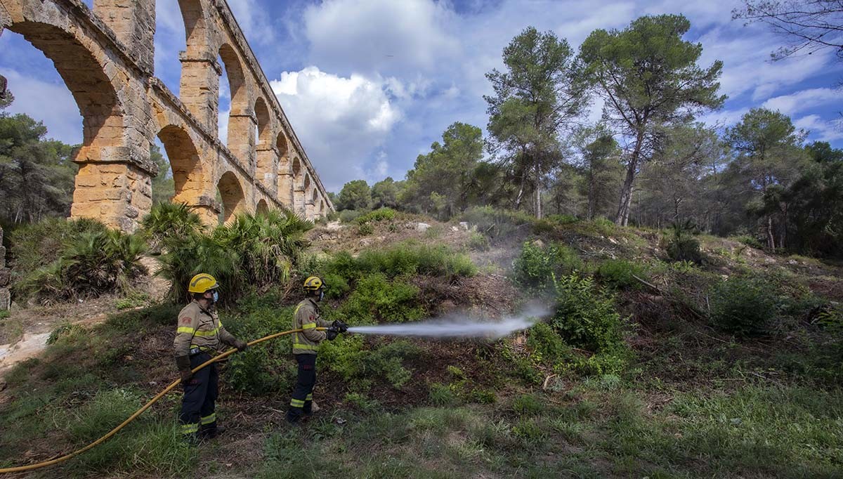 Els Bombers treballant al parc del Pont del Diable, a Tarragona.