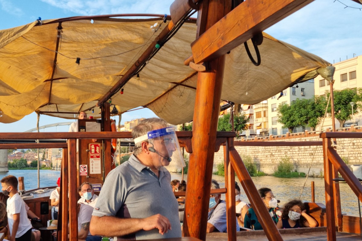 Imatges de la navegació del riu Ebre a bord del llaüt 'Lo Sirgador', a Tortosa 