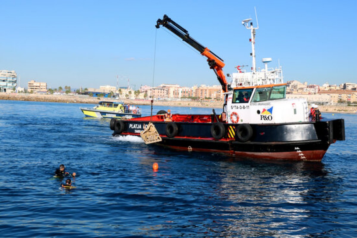 Els tècnics submergint biòtops a la punta del Miracle de Tarragona