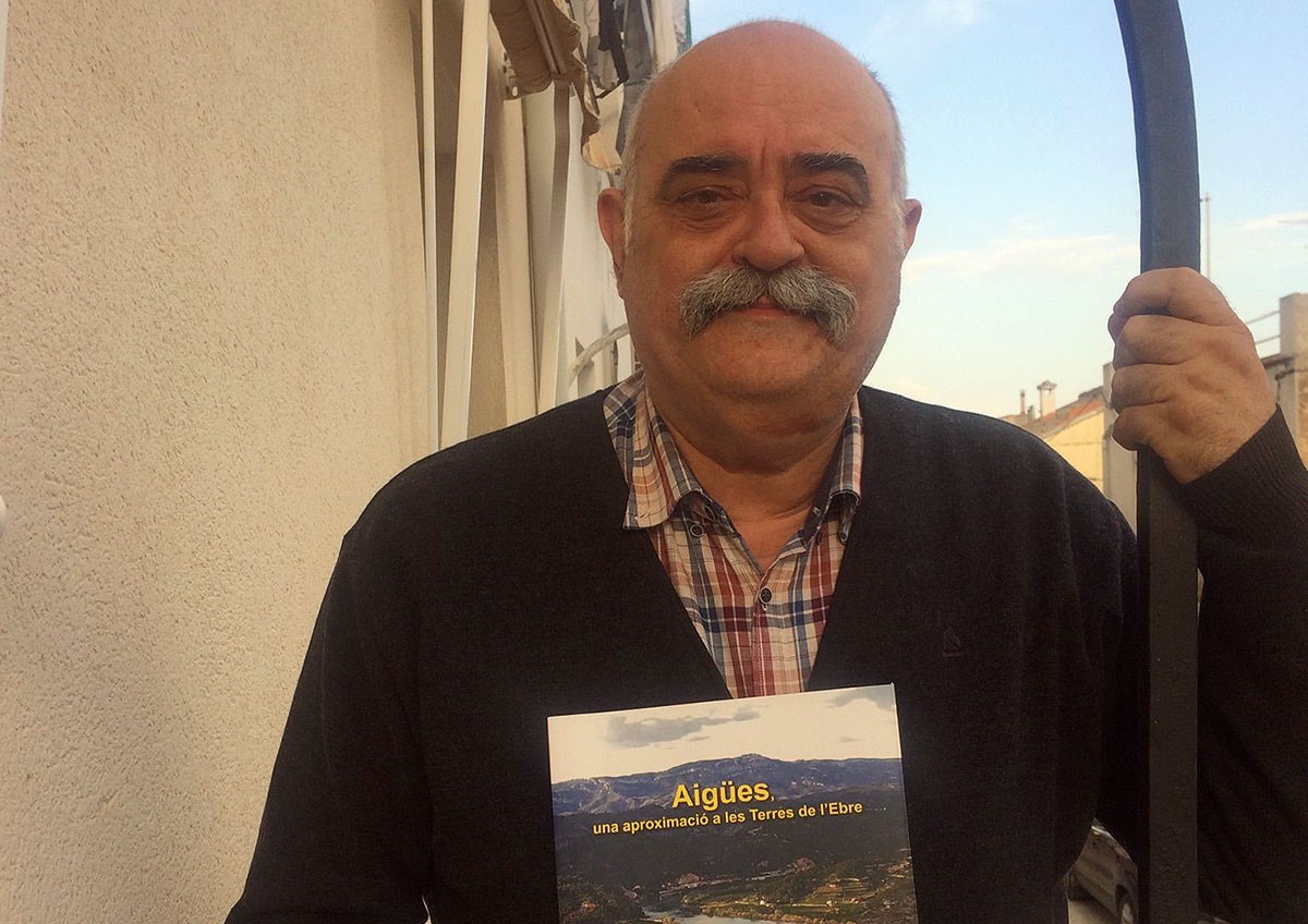 El geòleg Alvaro Arasa, amb el llibre Aigües, una aproximació a les Terres de l'Ebre.