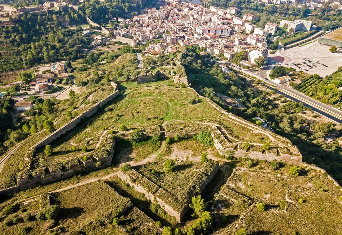 Imatge aèria de les muralles de la ciutat.