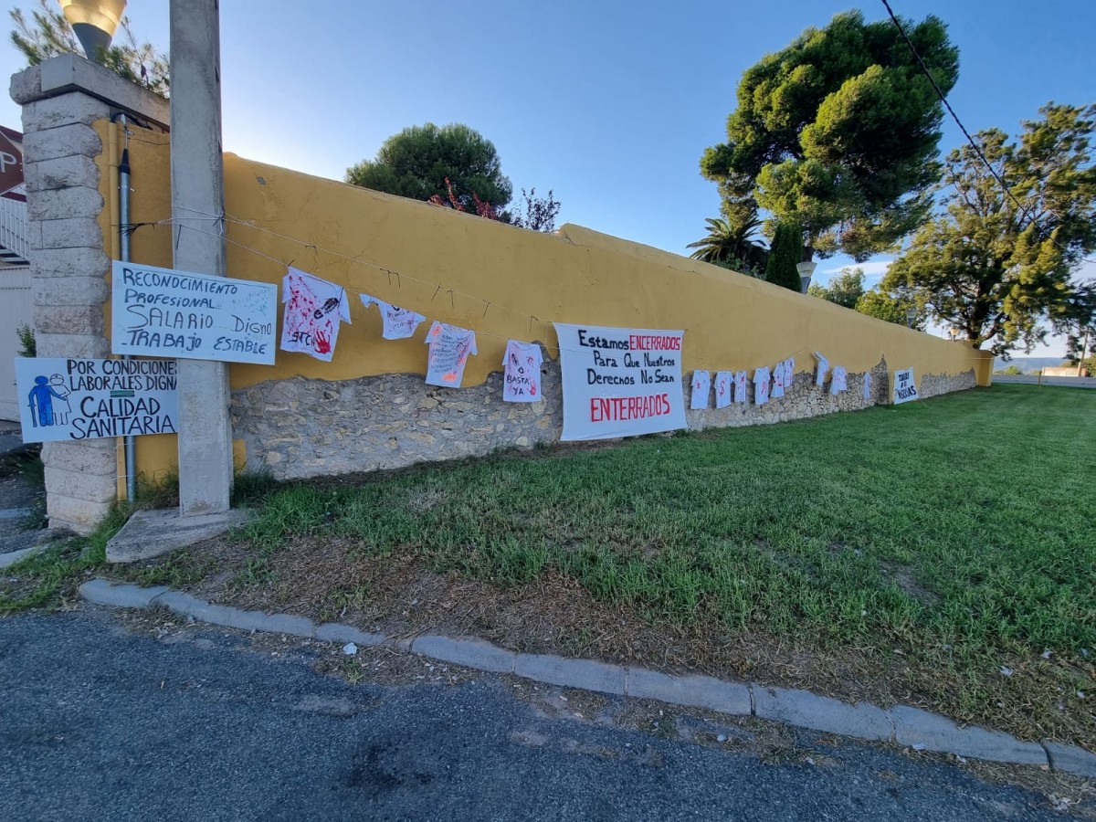 Imatge de cartells de la vaga a l'exterior del centre de treball de Villablanca, a Reus