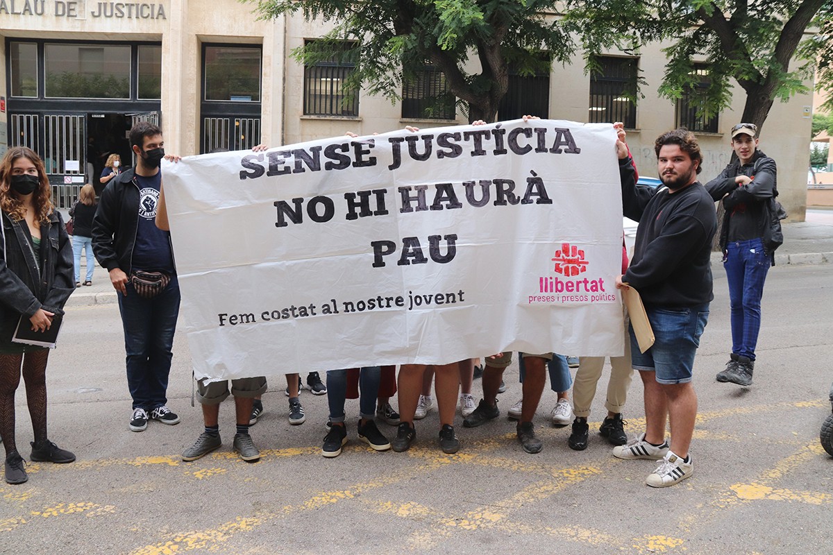 Els concentrats davant dels jutjats de Tarragona en suport a Joan Nadal, membre del Sindicat d'Habitatge de Tarragona.