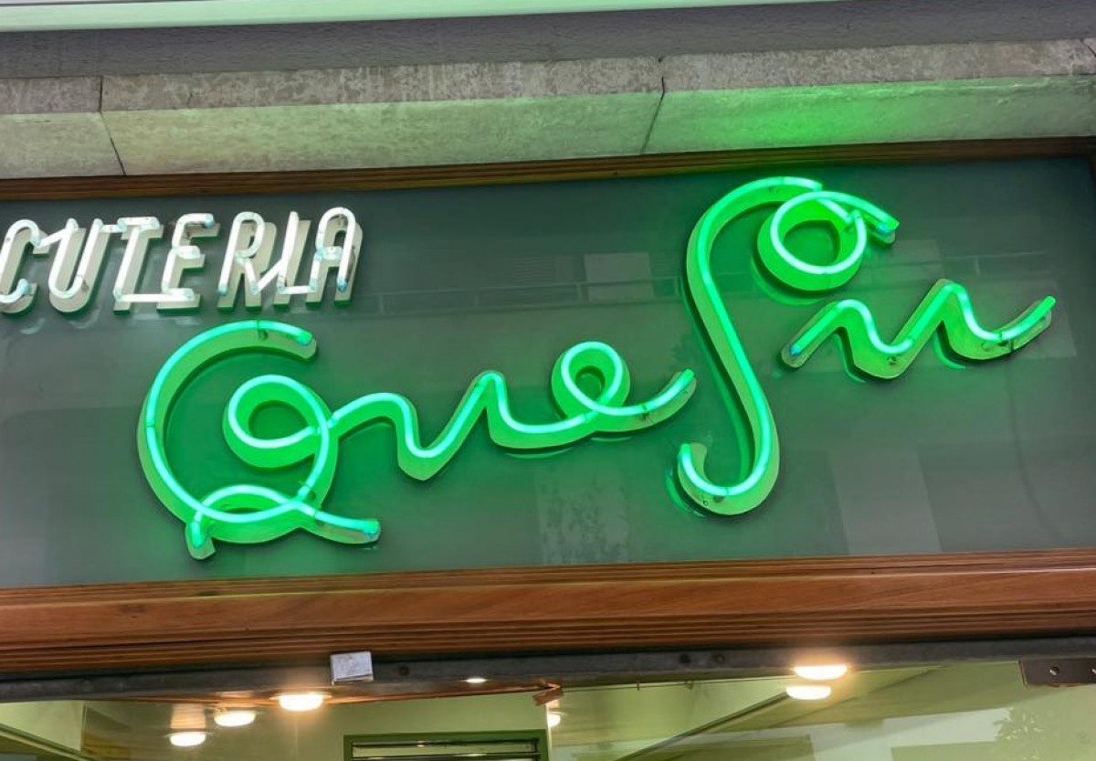 Detall de les cèlebres lletres verdes al rètol de l'entrada de la botiga Quesu, de Reus