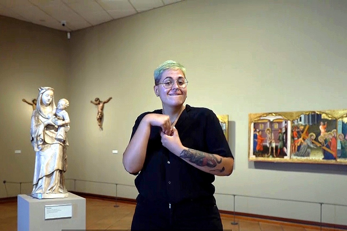 La historiadora de l'art i guia sorda, Martu Pericas, al Museu Episcopal de Vic