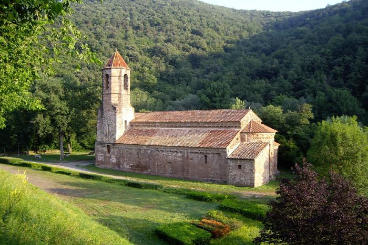 El monestir romànic de Sant Joan les Fonts.
