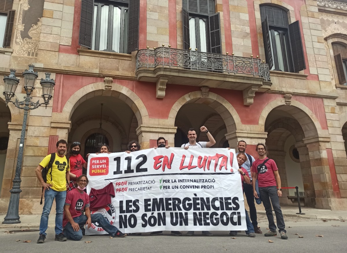 Imatge dels representants dels comitès de vaga del 112 de Reus i Barcelona, al Parlament