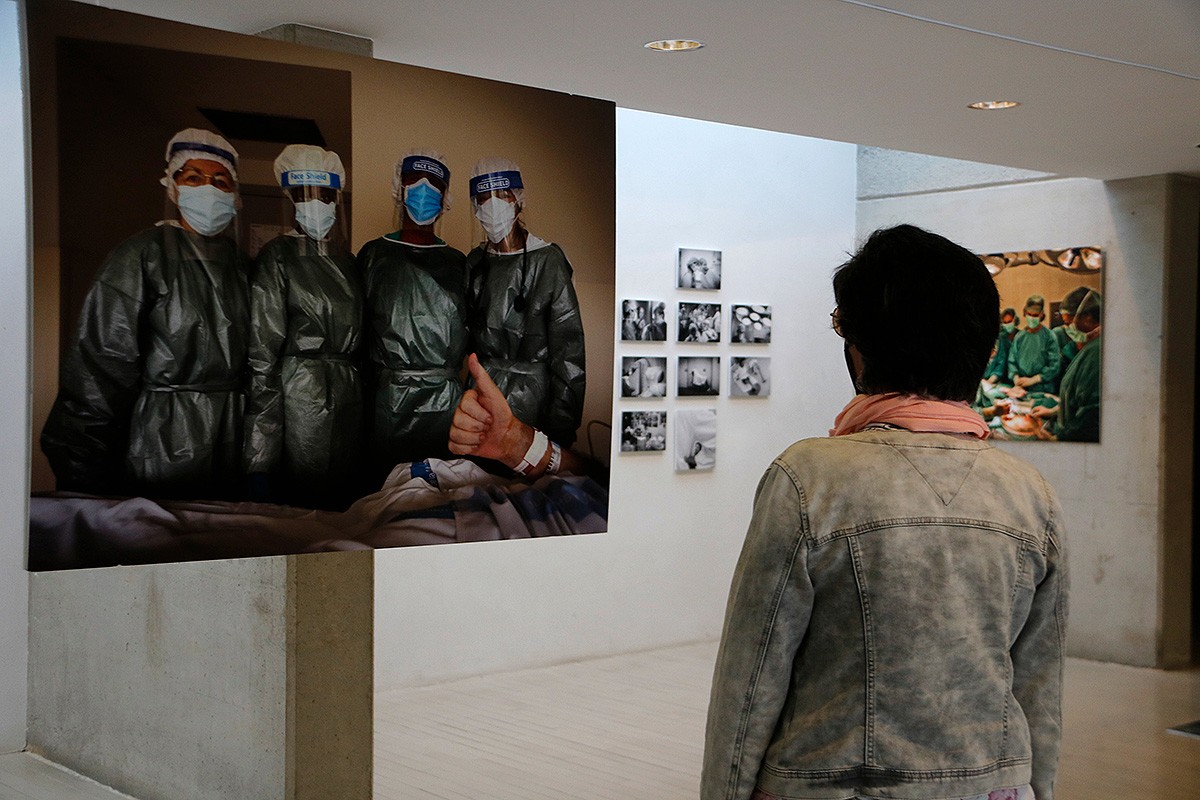 Una visitant a la mostra «CurArte» de Tino Soriano a Vic