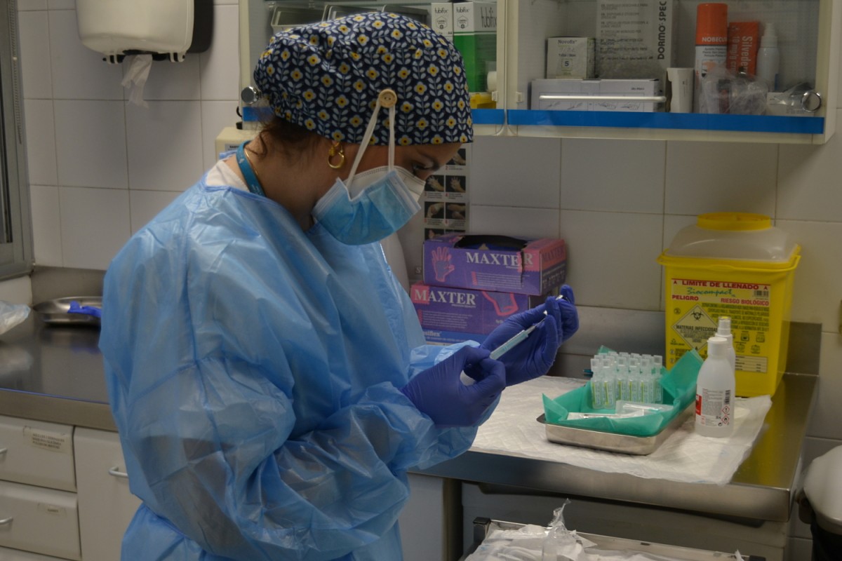 Una treballadora sanitària, preparant una dosi de la vacuna