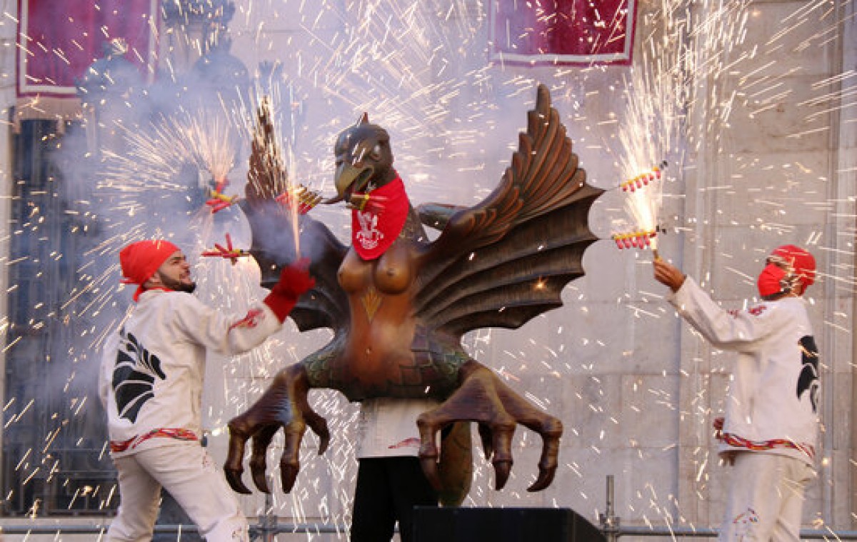 Un dels elements ballant durant l’acte del Seguici Petit de la festa major de Santa Tecla