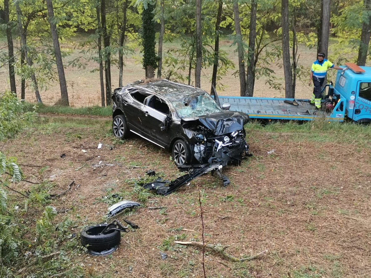 Estat en què ha quedat el cotxe després de patir l'accident a la carretera C-60