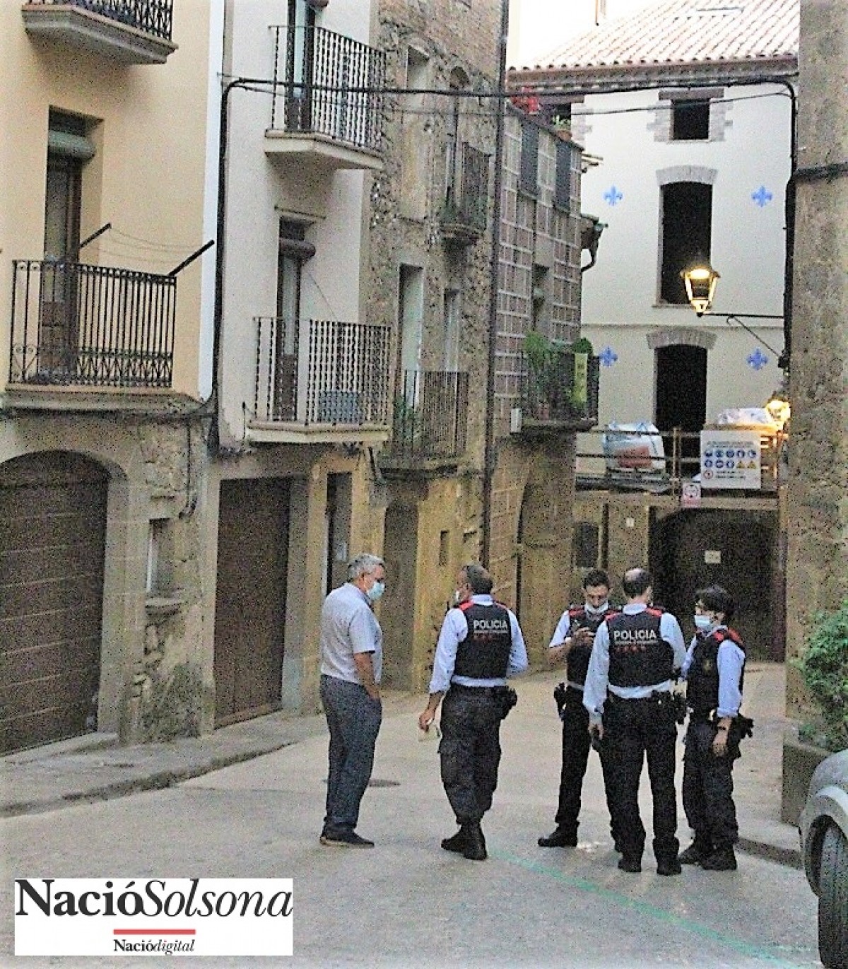 Mossos d'Esquadra, davant l'habitatge on s'ha trobat el difunt