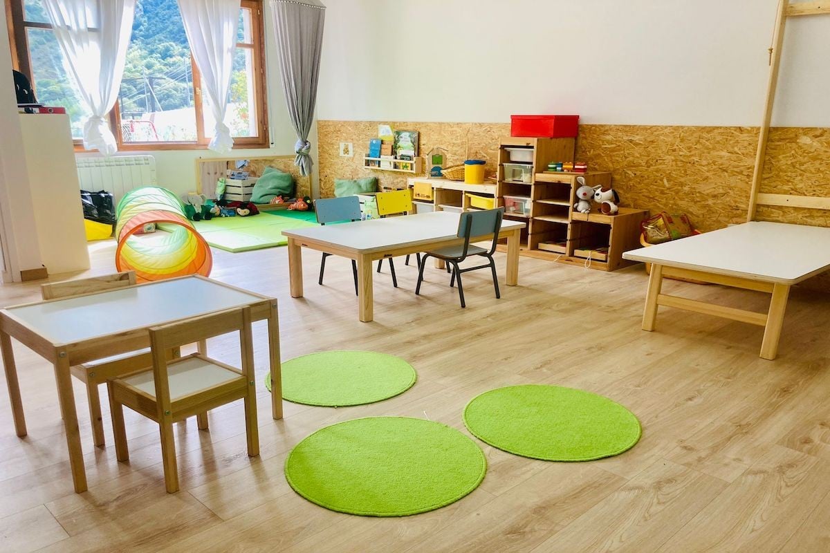 Imatge d'una aula renovada de l'Escola de Llavorsí