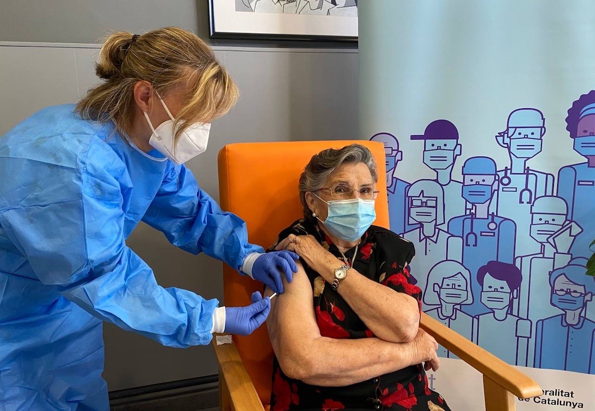 Una dona rep la tercera dosi de la vacuna, en una imatge d'arxiu