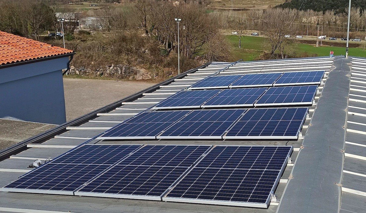 El nou sostre solar a l'escola Pla de Dalt d'Olot.