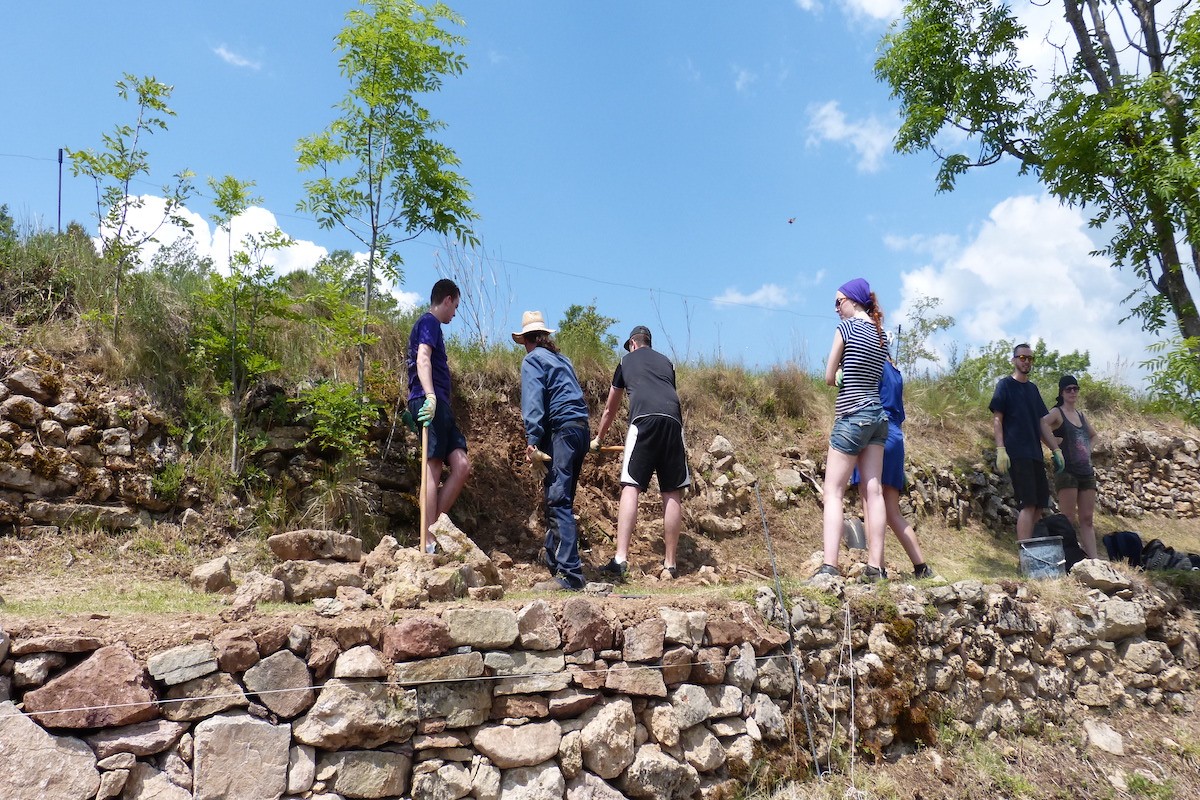 Voluntaris internacionals recuperant murs de pedra seca al Cinquè Llac