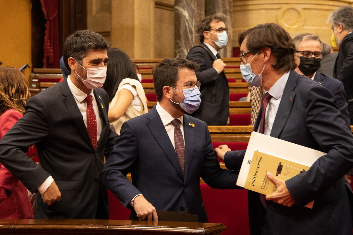 Salvador Illa, amb el president Pere Aragonès i el vicepresident Jordi Puigneró al Parlament