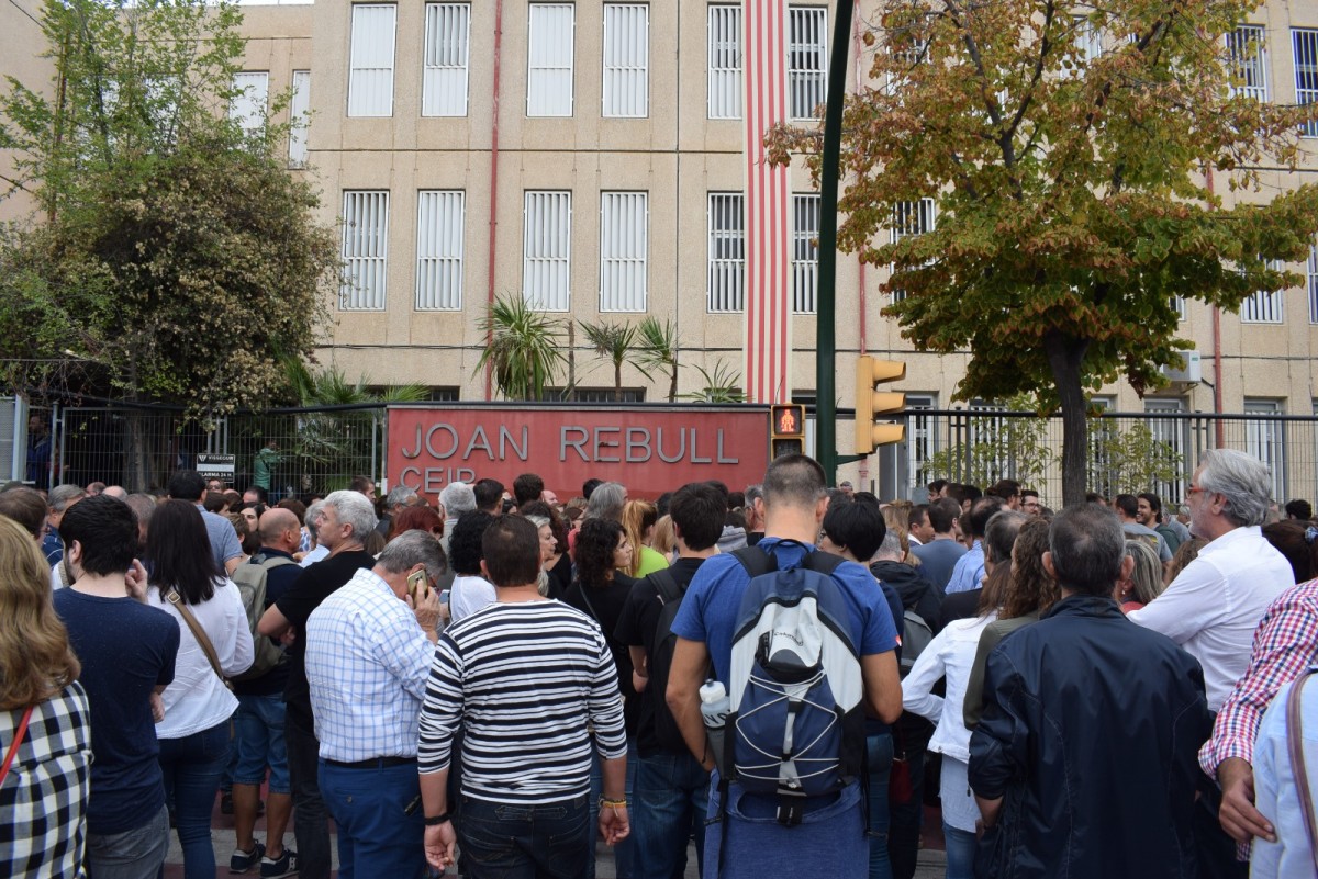 Veïns a l'exterior del col·legi Joan Rebull, de Reus, l'1 d'octubre d'ara fa quatre anys