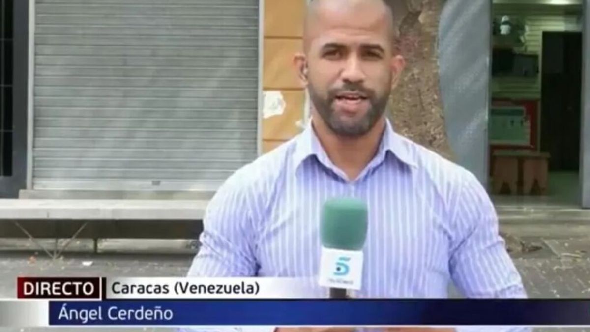 El periodista Ángel Rafael Cedeño, en un directe a Telecinco