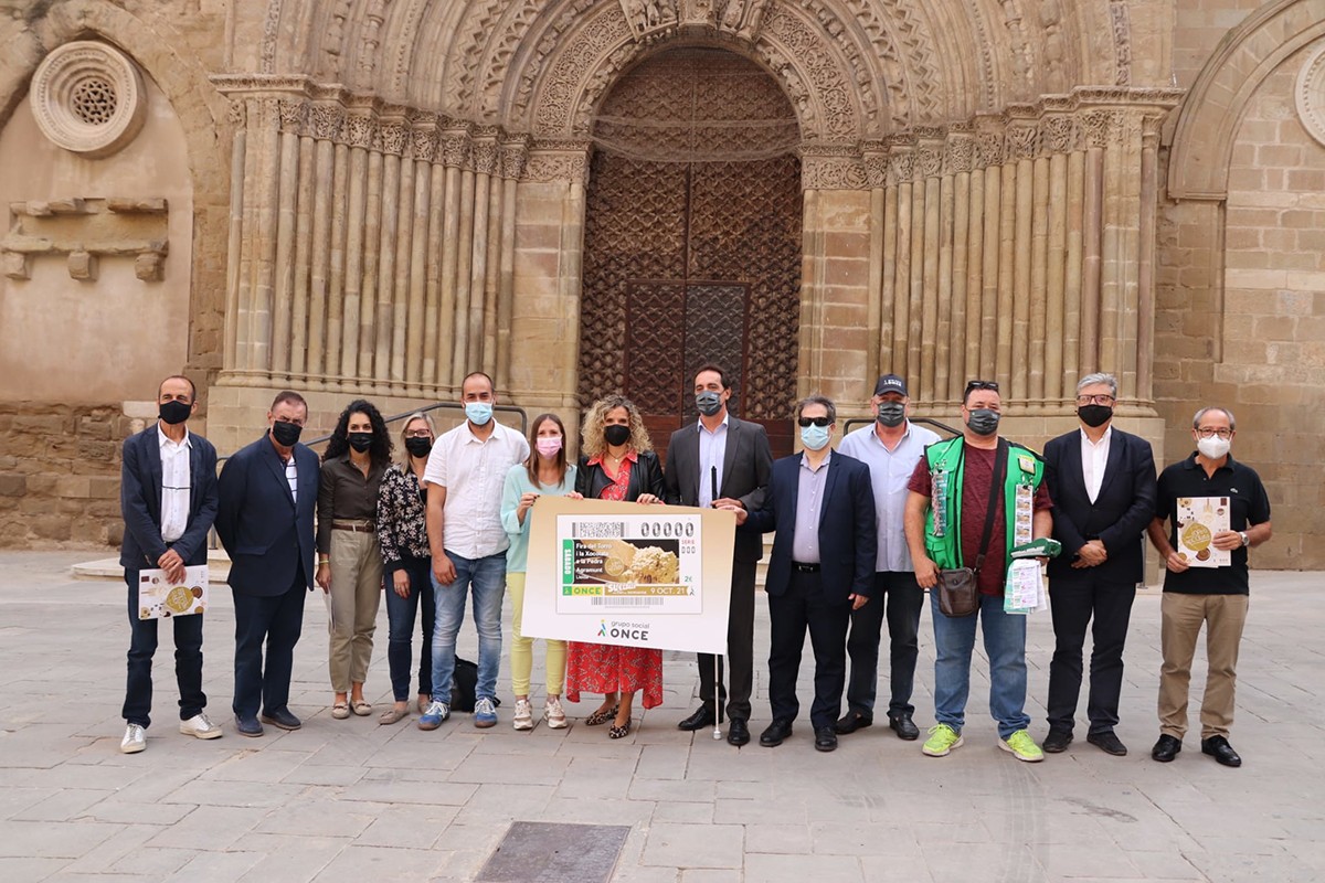 Els organitzadors de la 32a Fira del Torró d'Agramunt amb el cartell de l'edició d'enguany.