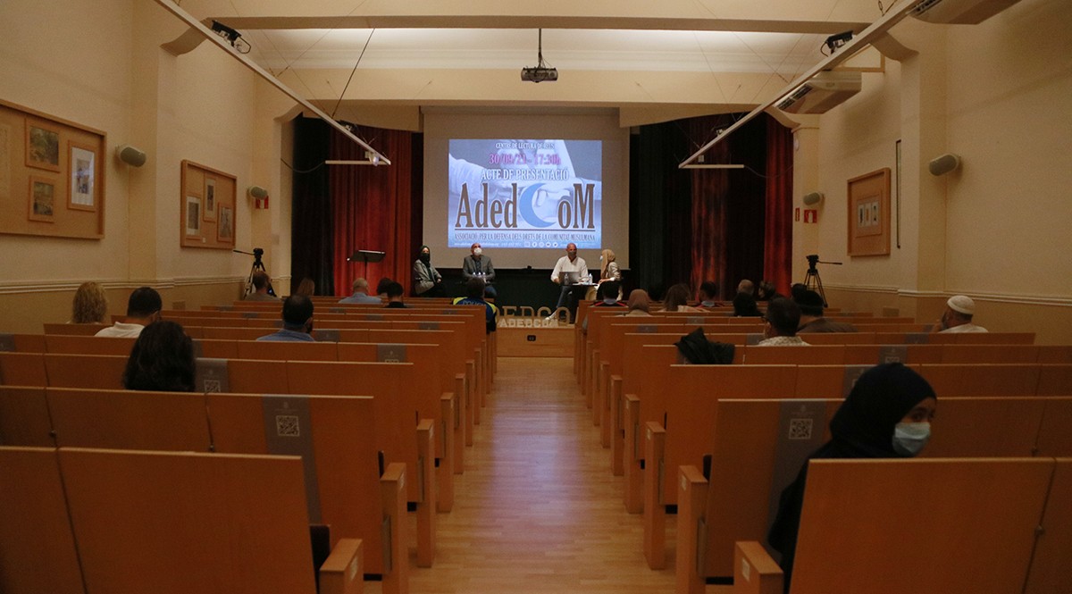 L'acte de presentació de l'Associació per la Defensa dels Drets de la Comunitat Musulmana (ADEDCOM) al Centre de Lectura de Reus.