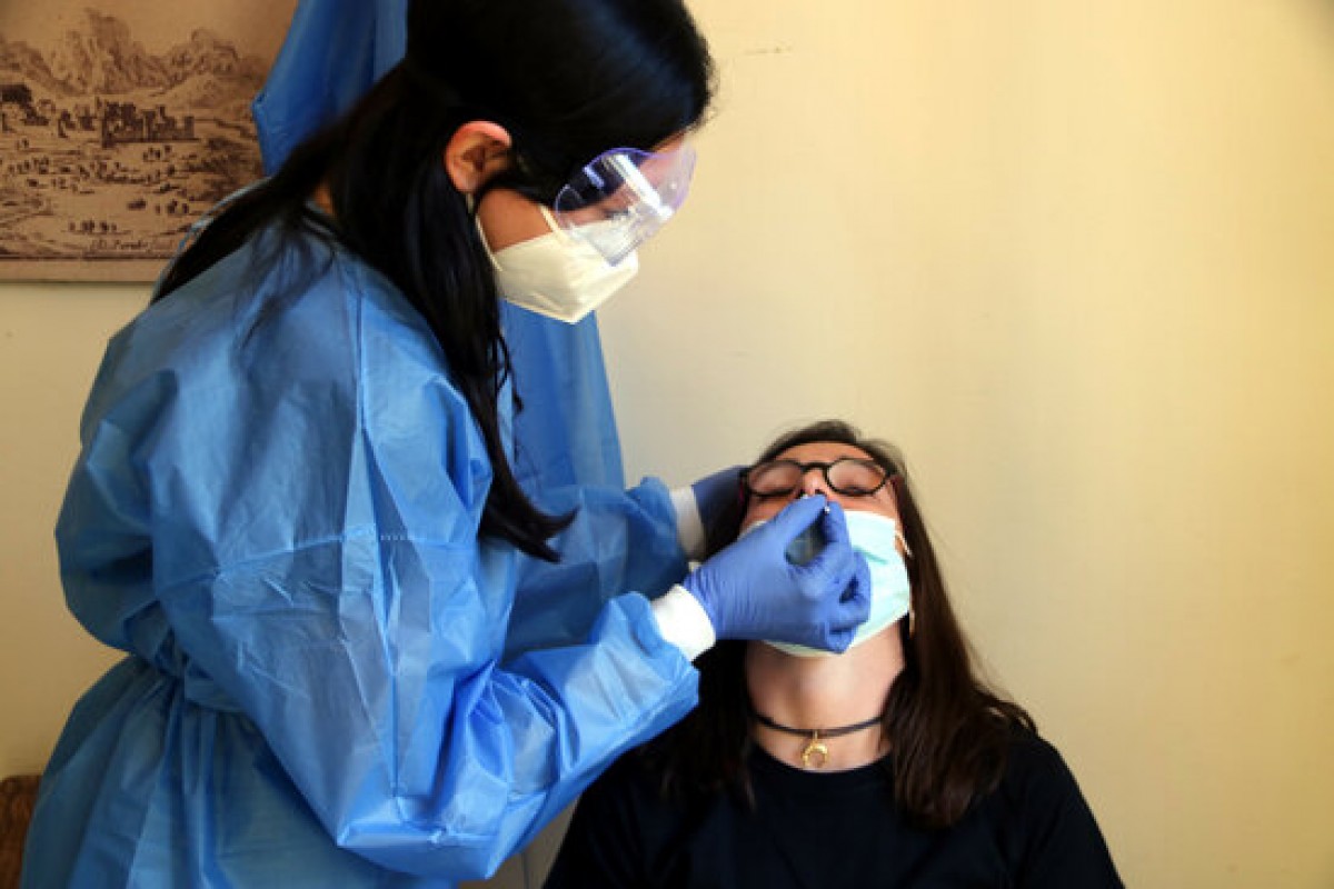 Una dona fent-se un test d'antígens 