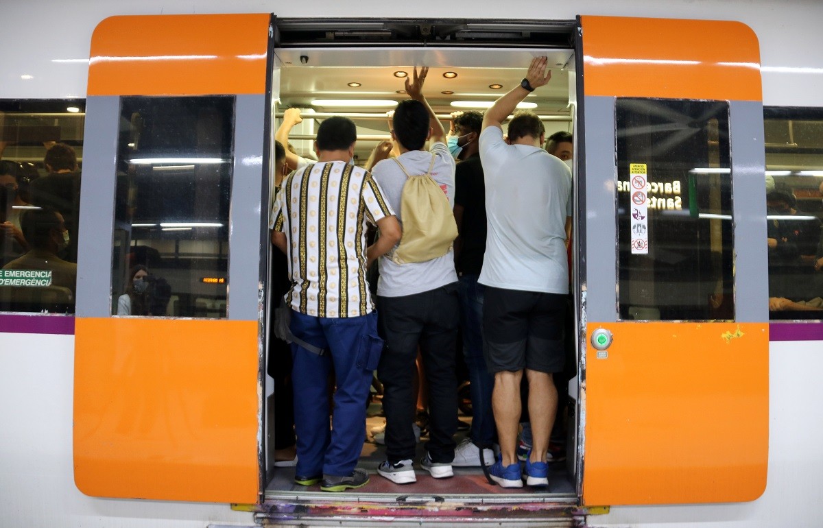 Un grup de passatgers en un tren de Rodalies