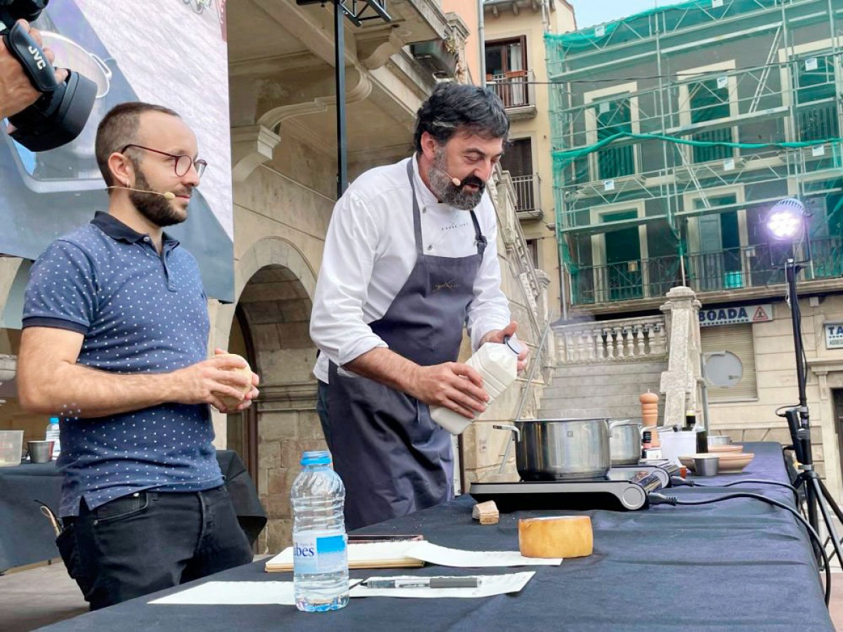 El cuiner Francesc Rovira de la Fonda Xesc va reunir molta gent a la plaça de l'Ajuntament.