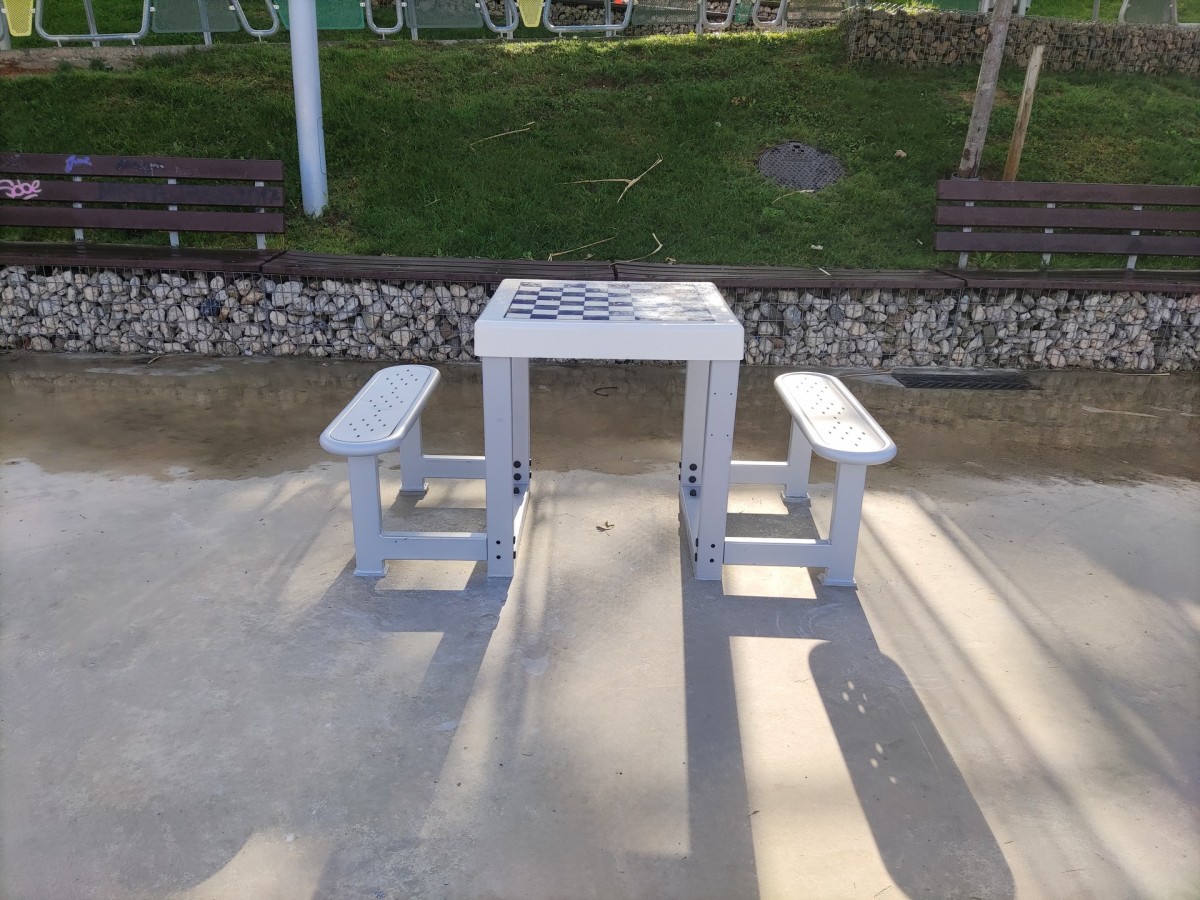 La taula d'escacs ja instal·lada al parc de la Serreta.