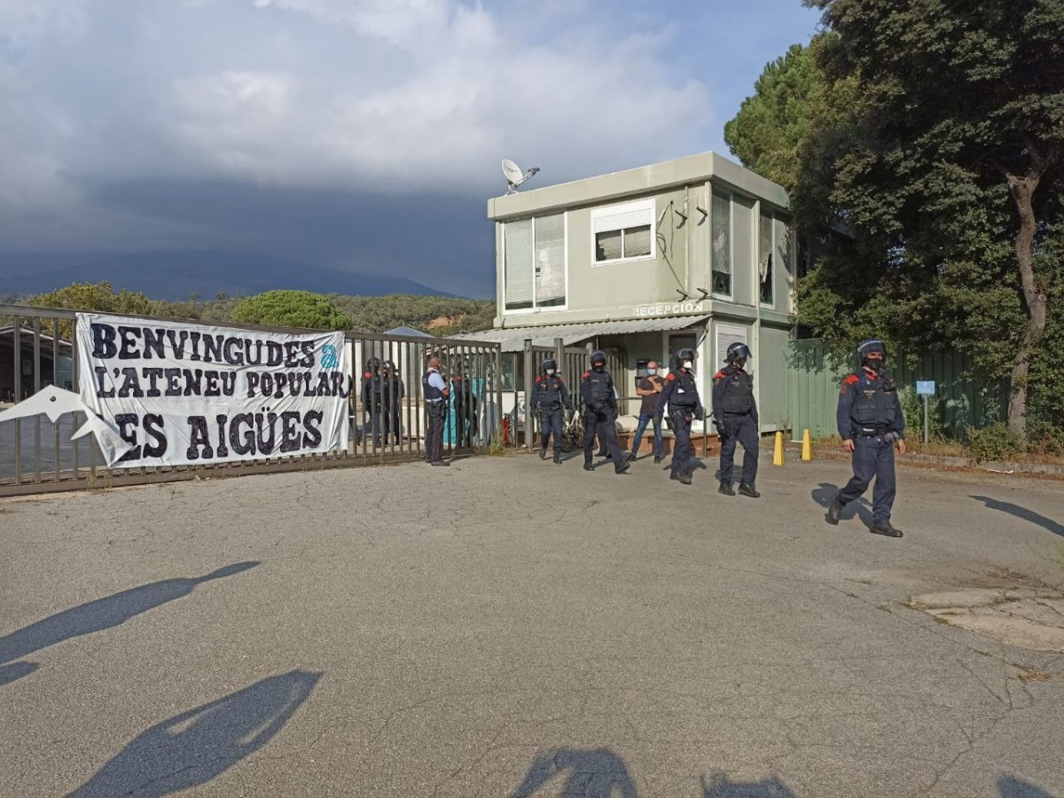 Els Mossos d'Esquadra entren a les instal·lacions d'Aigua del Montseny per desllotjar els joves de l'Ateneu Popular Les Aigües